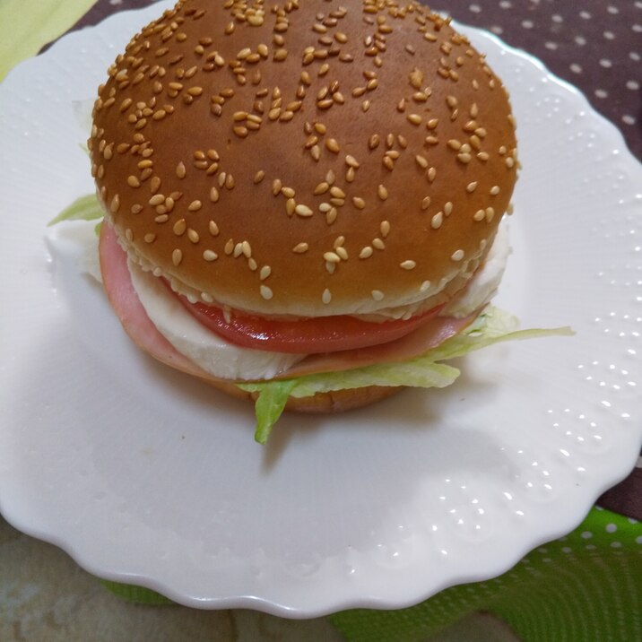 モッツァレラチーズとハムのハンバーガー